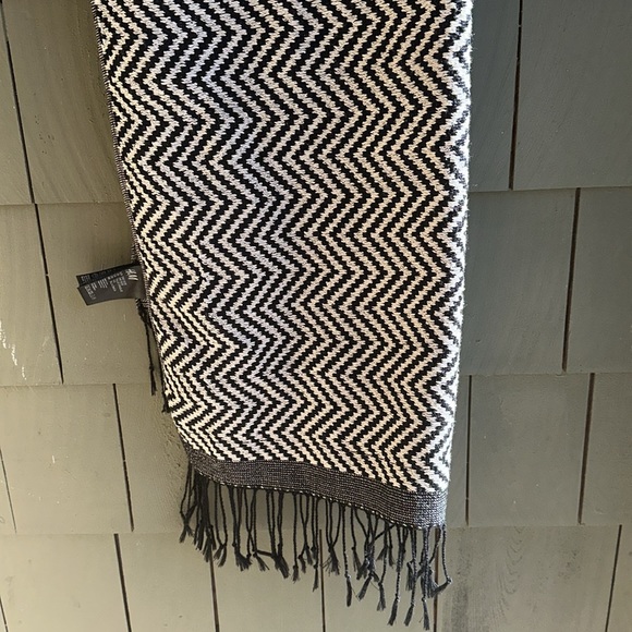 H&M scarf/wrap in black & white stripes.78% cotton,22% polyester. - Picture 3 of 7